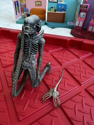NECA Aliens Alien Warrior Xenomorph 8" Action Figure 2018