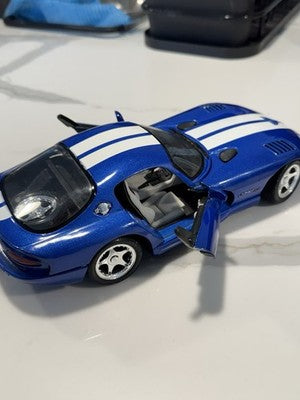 Maisto Dodge Viper GTS Coupe 1/18 Diecast Model Car