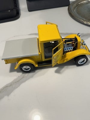 Road Legends 1934 Ford F-100 Pickup Pro Street Truck 1:18 Scale Diecast Flames
